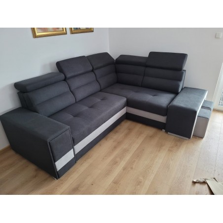 Sofa narożna z dwoma pufami