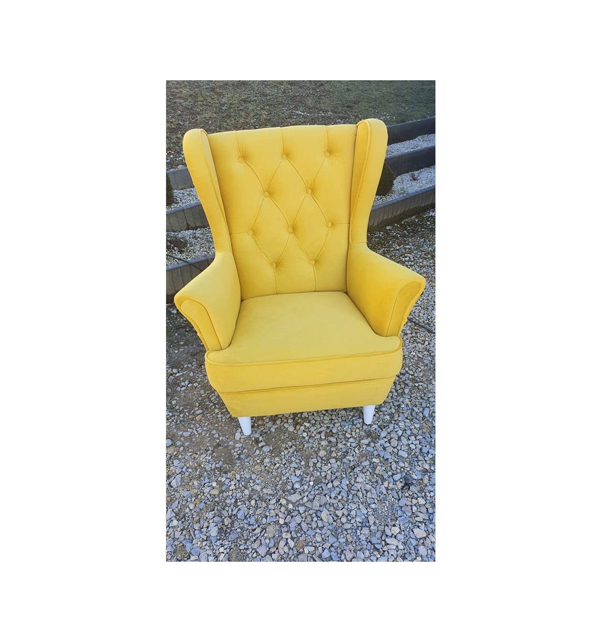 Żółty designerski fotel pikowany