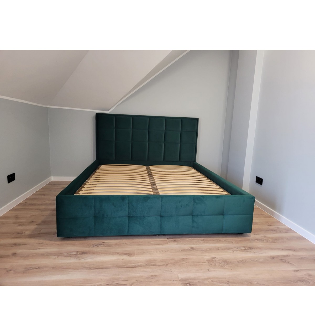 Zielone łóżko tapicerowane z pojemnikiem na pościel