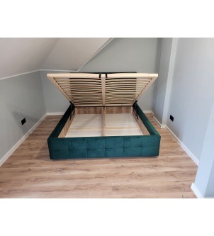 Zielone łóżko tapicerowane z pojemnikiem na pościel