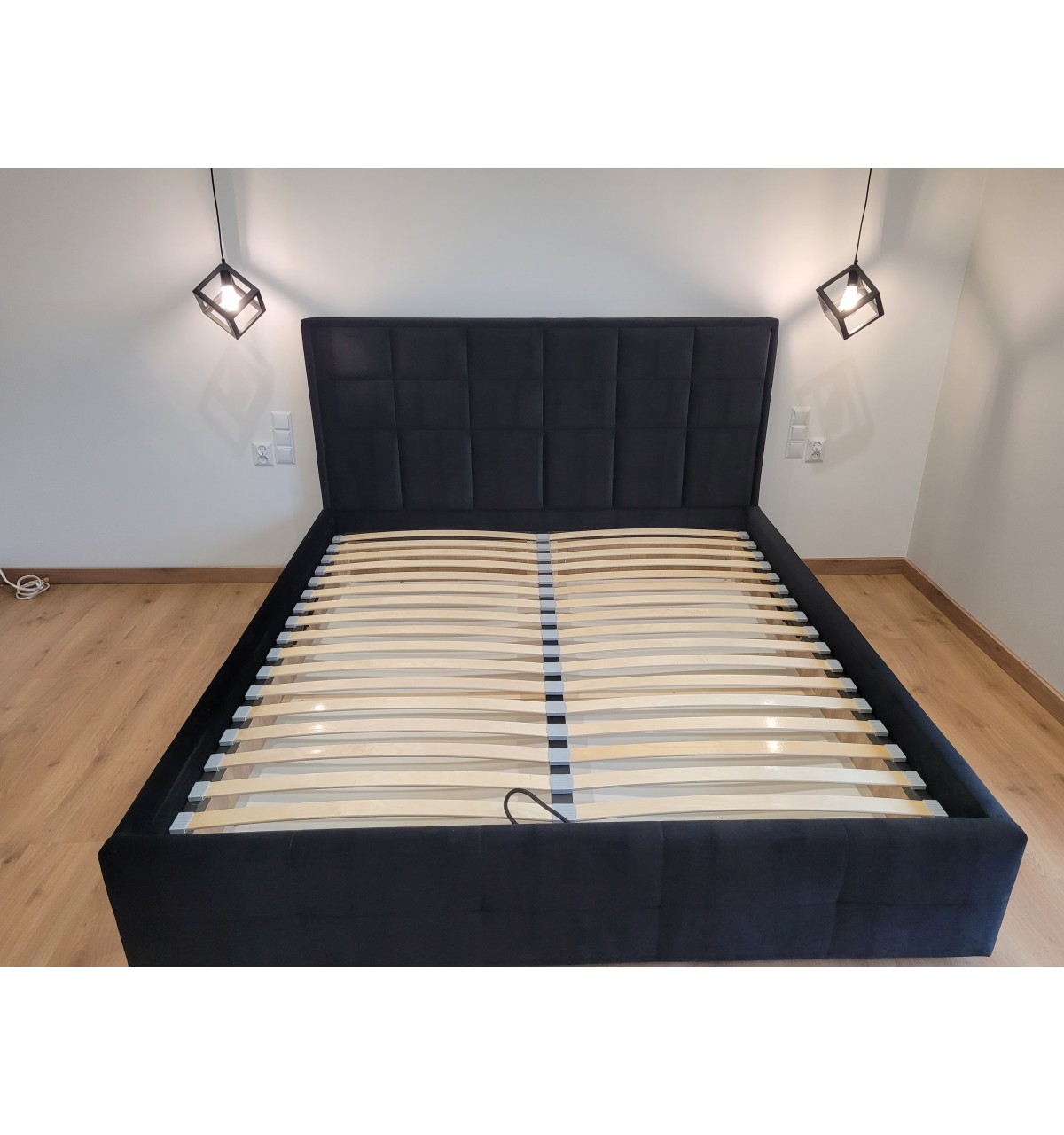 Czarne nowoczesne łóżko z zagłówkiem