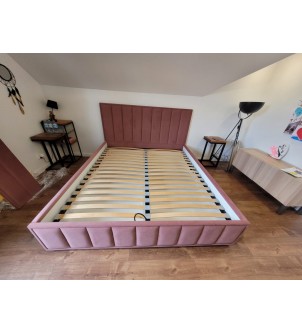 Růžová čalouněná postel na...