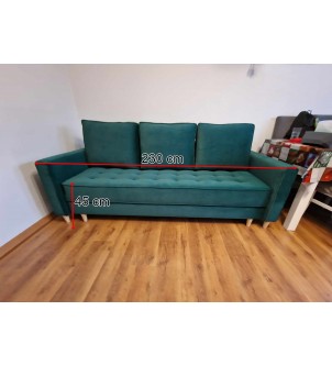 Sofa z funkcją spania i poduszkami w zestawie