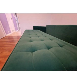 Sofa z funkcją spania i poduszkami w zestawie
